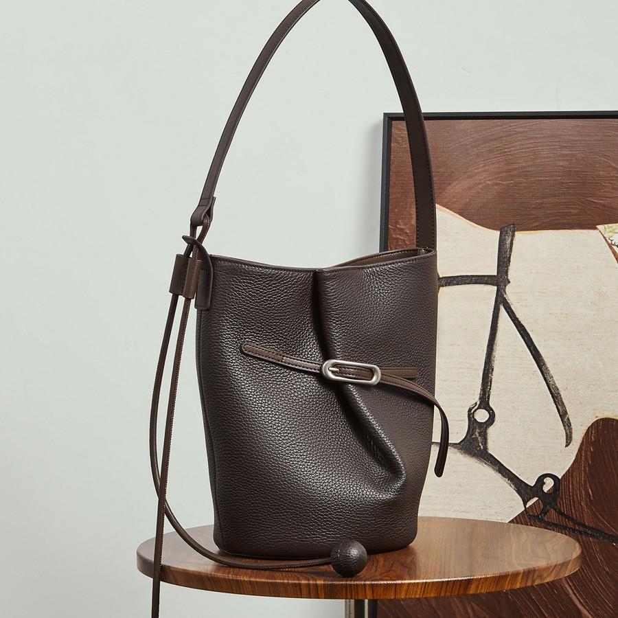 The First-Layer Cowhide Bucket Bag Has A Simple Design, Commuting Leather, Large-Capacity Versatile Single Shoulder Oblique Span Women'S Bag.
