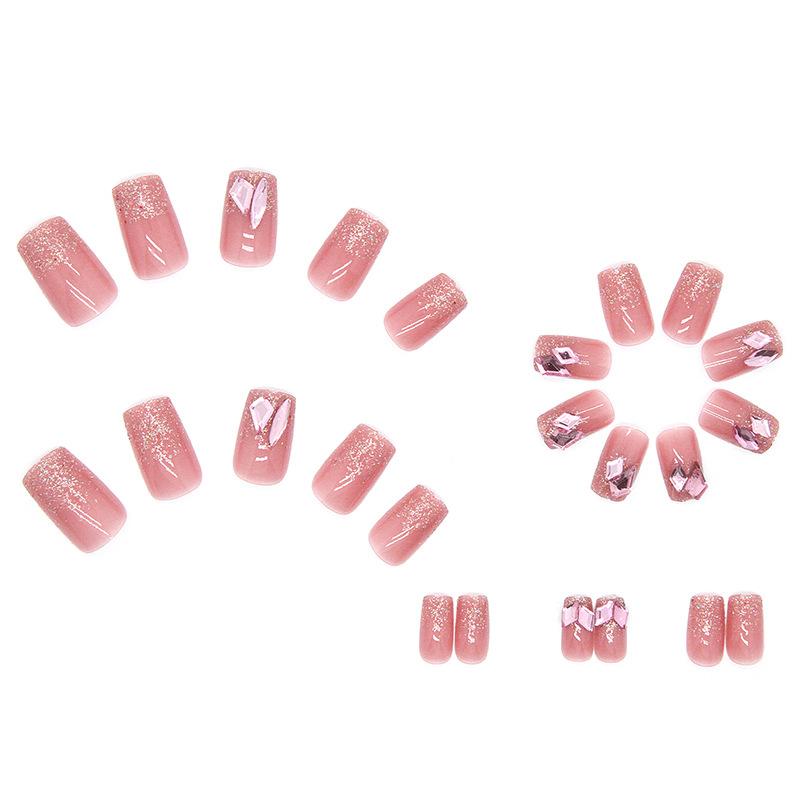 Glänzender Diamant-Nagel zum Tragen. Neues Nagelpflaster. In einer Sekunde tragbar. Fertiges Produkt. Kurzes Nagelpflaster.