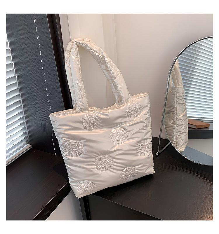 

В этом году популярны высококачественные вместительные глянцевые сумки подмышками с углублениями. Новые осенние и зимние женские сумки — это портативные сумки через плечо. белый