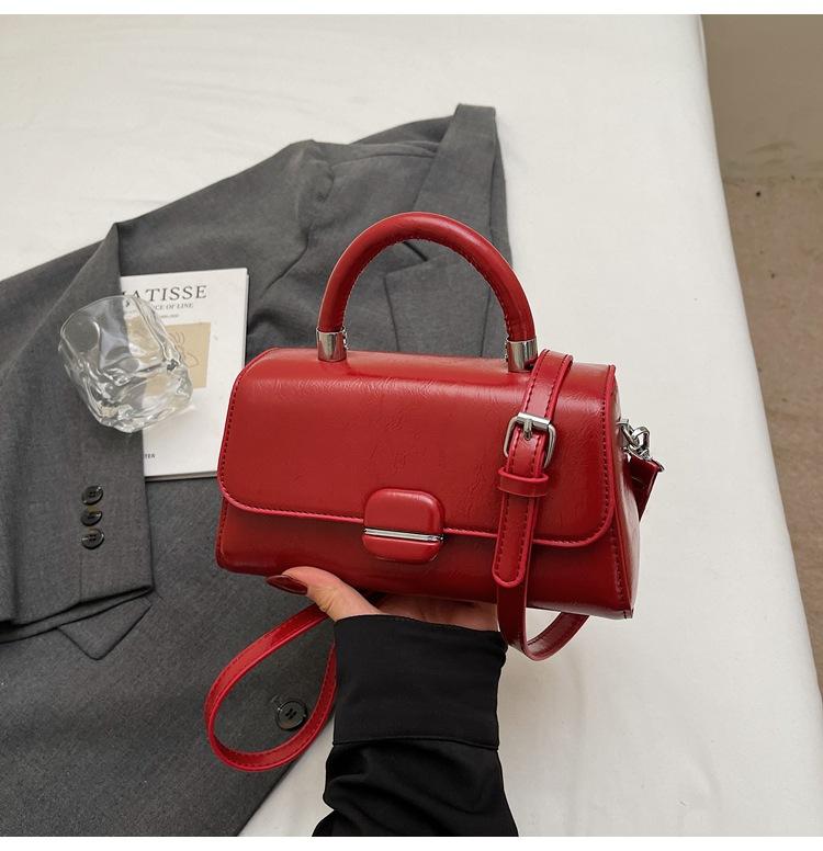 

Модная универсальная портативная маленькая квадратная сумка женская 2025 новая высококлассная нишевая сумка для поездок на работу, темпераментная сумка через плечо, сумка-мессенджер, тренд красный