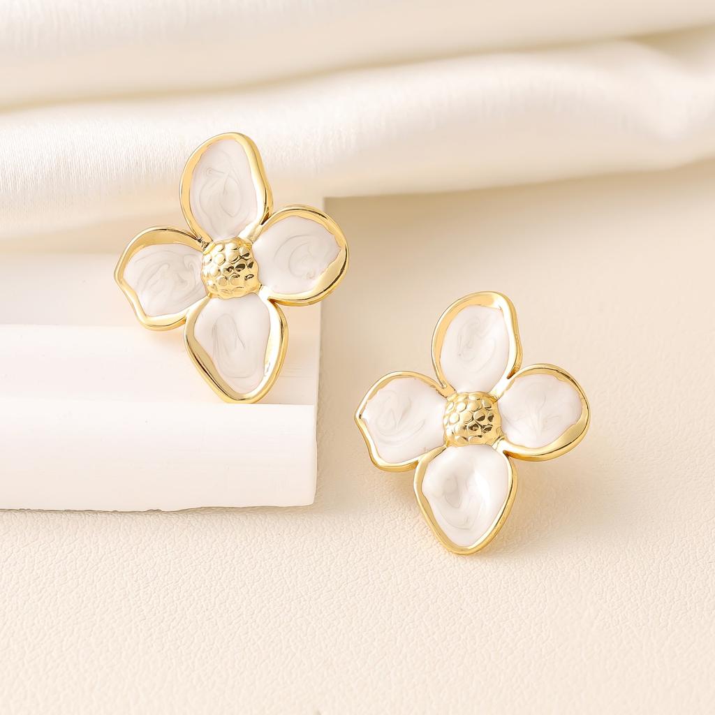 Four-leaf clover stud earrings, high-end stainless steel stud earrings, fashion trend, versatile temperament, retro earrings.