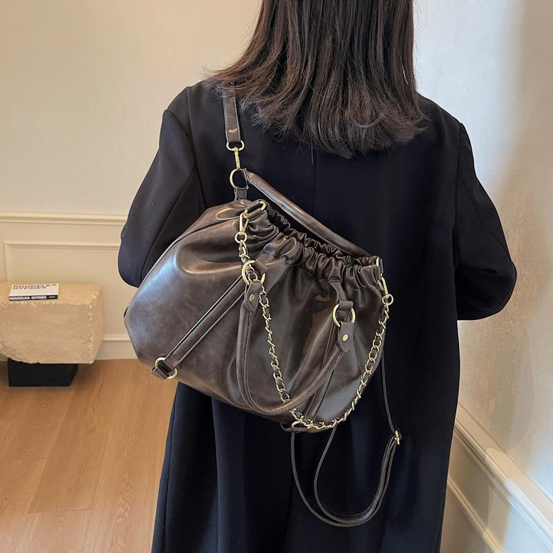 

Ретро литературные и ручной работы женские сумки 2025 новые ПУ плиссированные трендовые сумки женские портативные кроссбоди на плечо из мягкой кожи 37*11*29 темно-коричневого