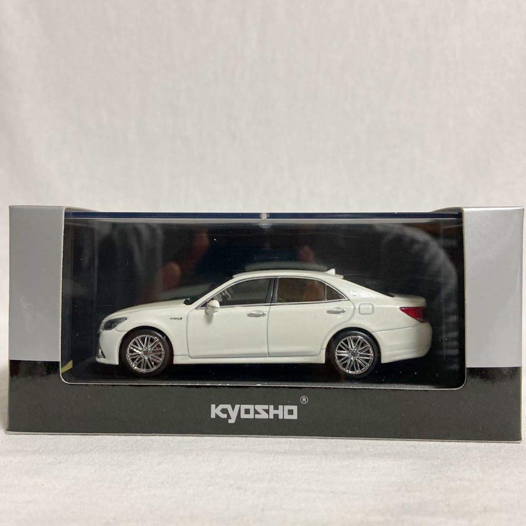 

Kyosho scale Toyota Crown Hybrid Athlete G White Pearl Crystal Shine 210 Series Miniature Model Car 1/43