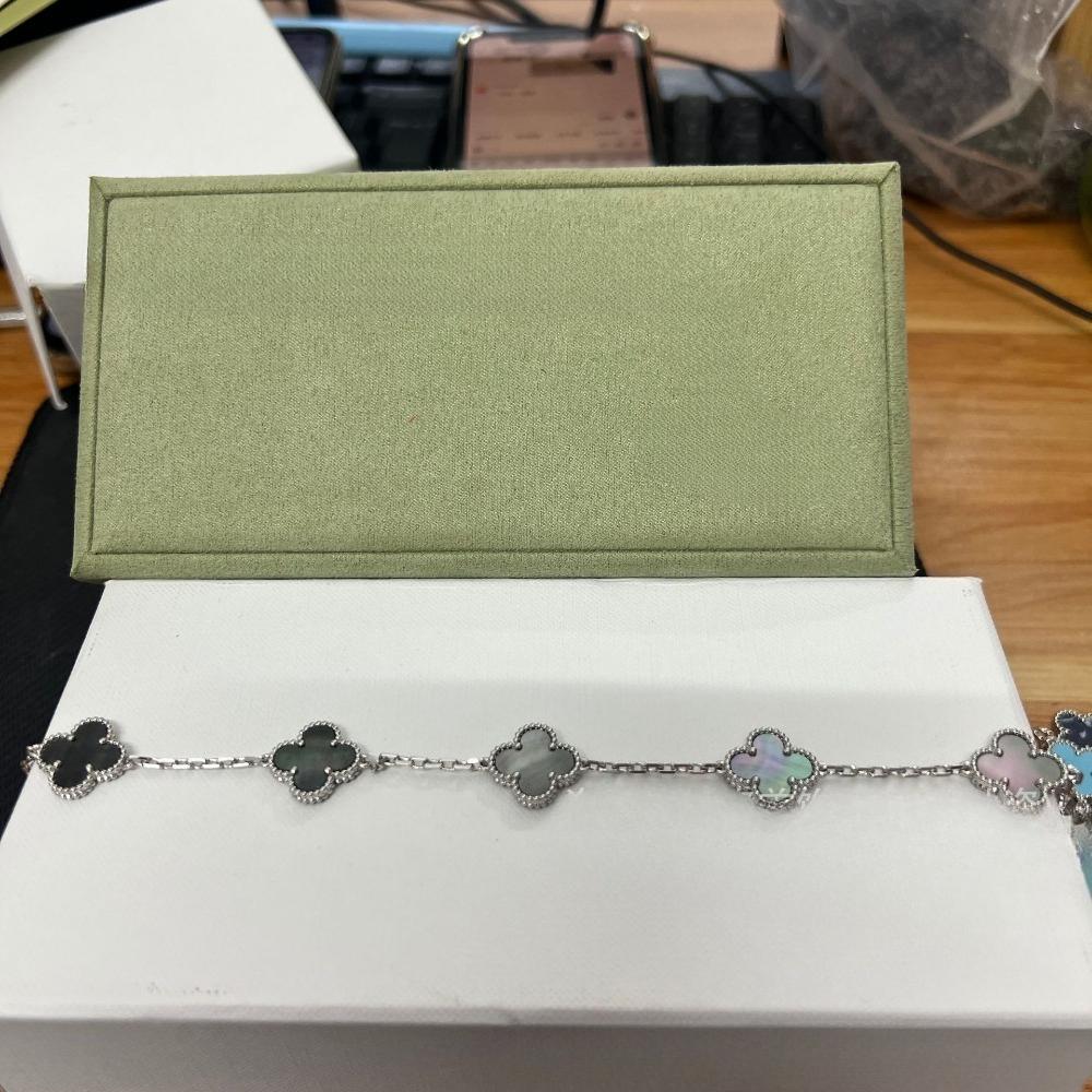 Vierblättriges Klee- und Fünfblüten-Armband mit rotem Achaten - Ein Geschenk für deine Freundin
