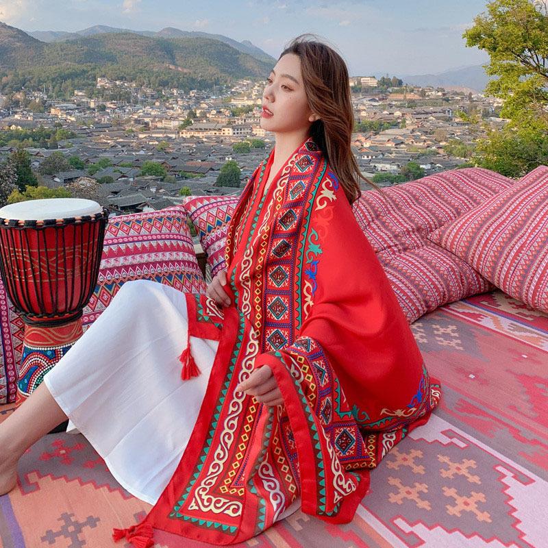 Letní foto z cesty k jezeru Qinghai v etnickém stylu červené slané jezero Chaka velký šátek hedvábný šátek pouštní teplý šátek dámský
