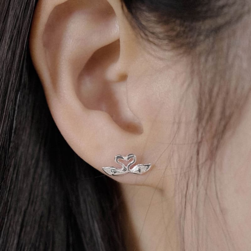 

Baked Alaska [SILVER] Kissing Swan Earrings SILVER OS