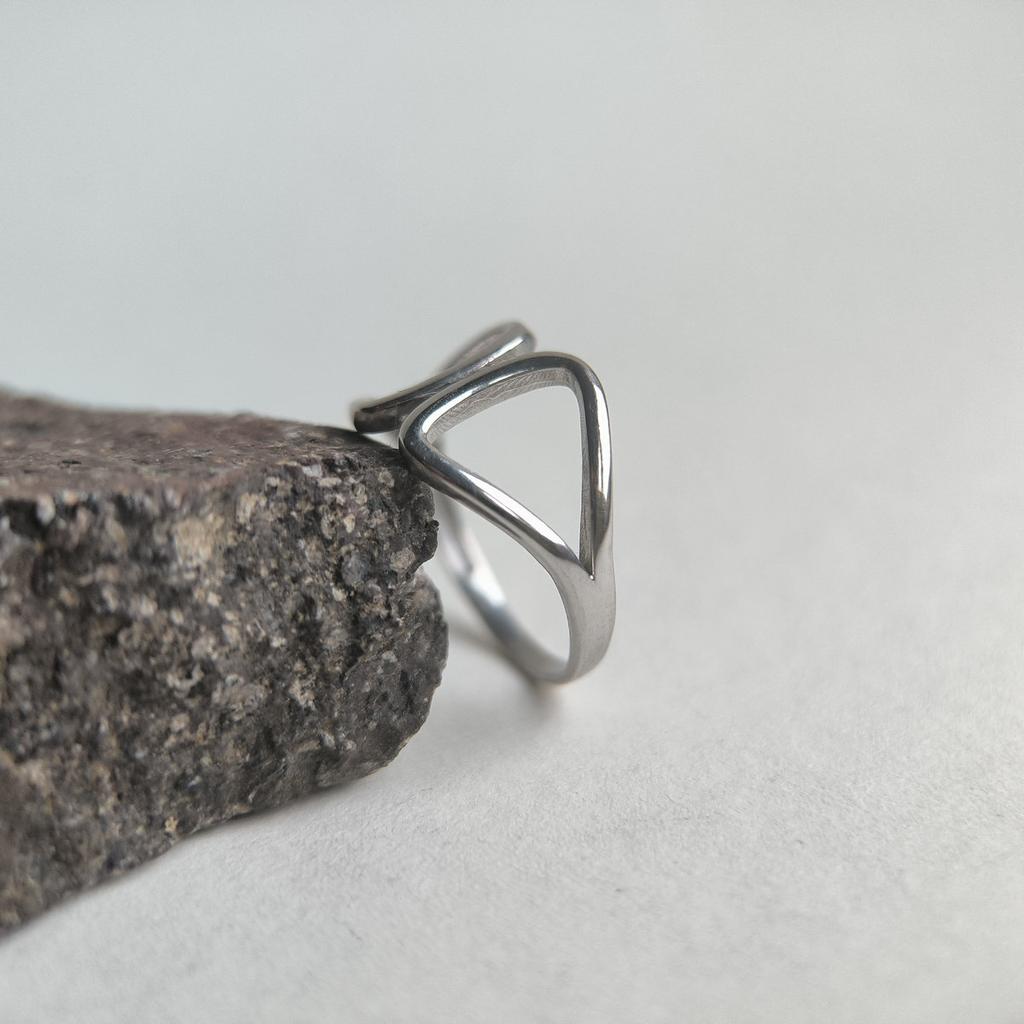 Серебряное кольцо с без камней, вес изделия 1,32 гр (2199144)