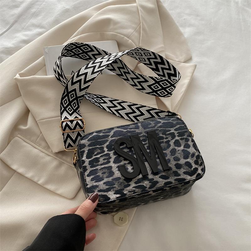 

Сумка женская сезонная модная женская цепочка на одно плечо, высокая стоимость, нишевая сумка через плечо, маленькая квадратная сумка чёрный