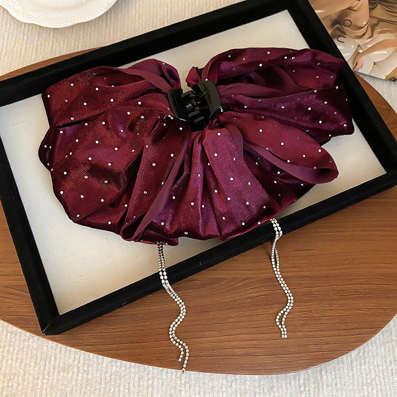 

Заколка-бантик из красного бархата: Элегантный весенний зажим для волос на Новый год