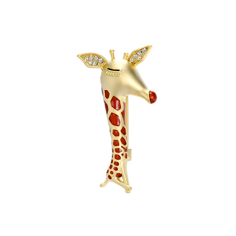 Adorable Japanese Giraffe Brooch: Trendy Lapel Pin for Sweaters and Suits