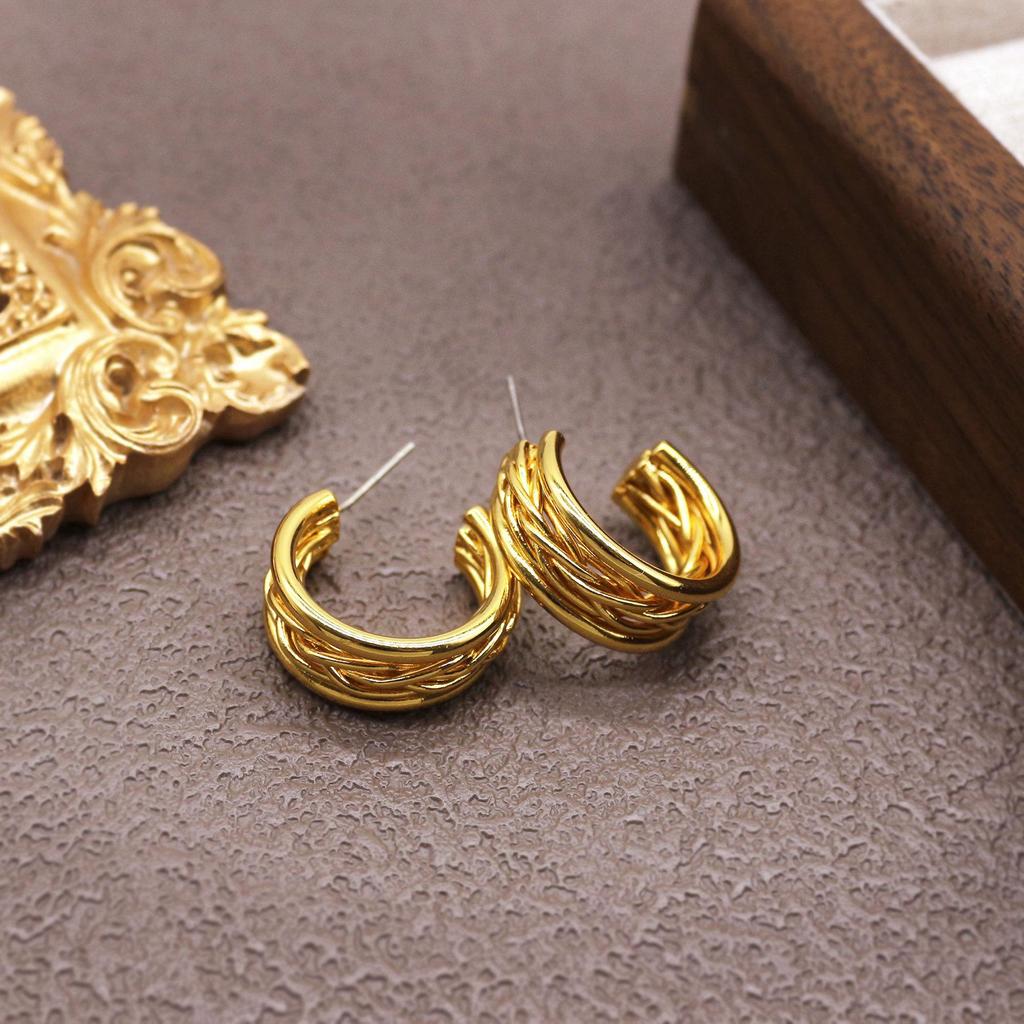 High-End Retro Textured Stud Earrings: Versatile, Luxurious Design for Women