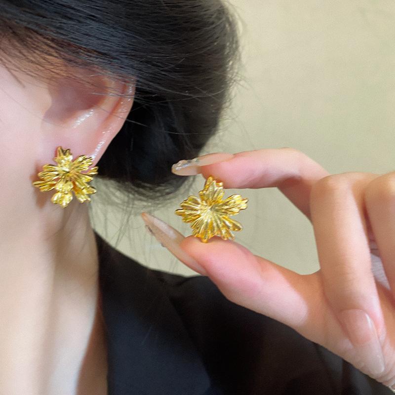Silver needle gold three-dimensional flower stud earrings front and rear two wearing light luxury earrings unique earrings