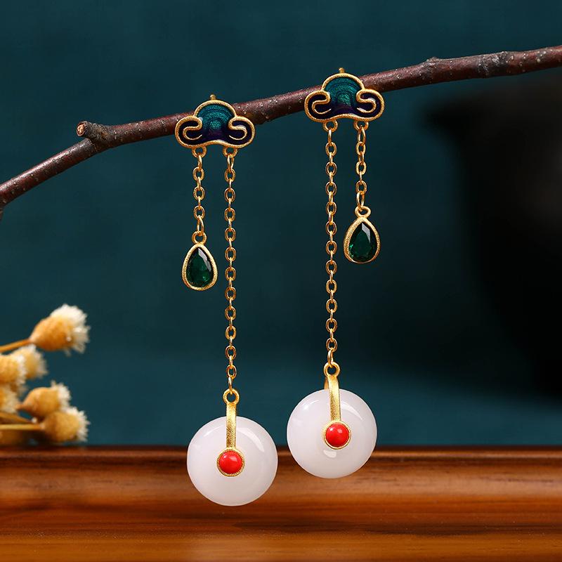 Elegante chinesische Ohrringe aus 925er Silber im leichten Luxus-Stil mit Imitation von Hetian-Jade und Wolken-Sicherheitsverschluss-Design