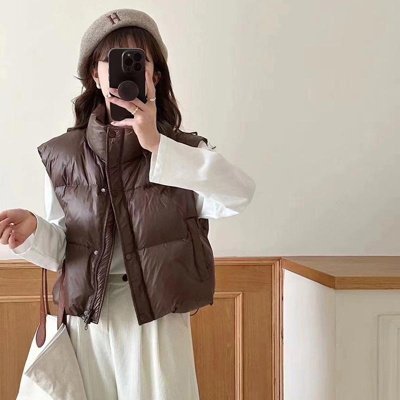 

Женский пуховый жилет корейской версии из белого утиного пуха, модный зимой 2025 года, с воротником-стойкой, свободный и тонкий, теплый жилет для верхней одежды one size fits all темно-коричневого