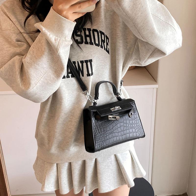 Women's bag 2025 new bag women's autumn and winter fashion versatile messenger bag crocodile pattern portable small square bag