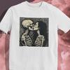 Camiseta 26 Amantes Esqueletos se Abraçam, Romance Gótico, Camiseta Unisex Esqueleto Preto e Branco
