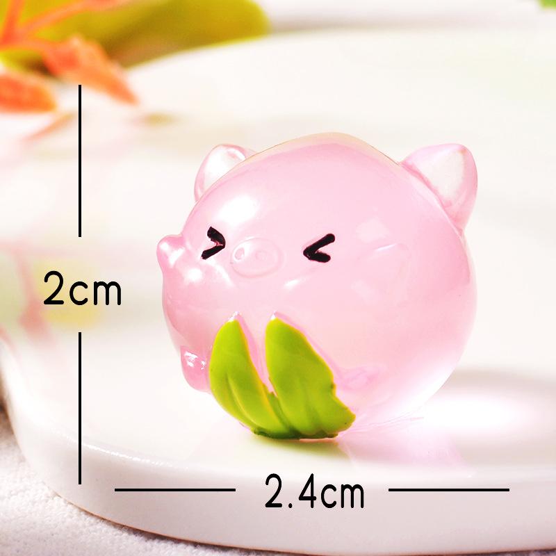 

Светящийся в темноте декоративный предмет Милый маленький поросенок Персик Декоративный предмет для автомобиля Изделие из смолы Sliding spade Peach Pig