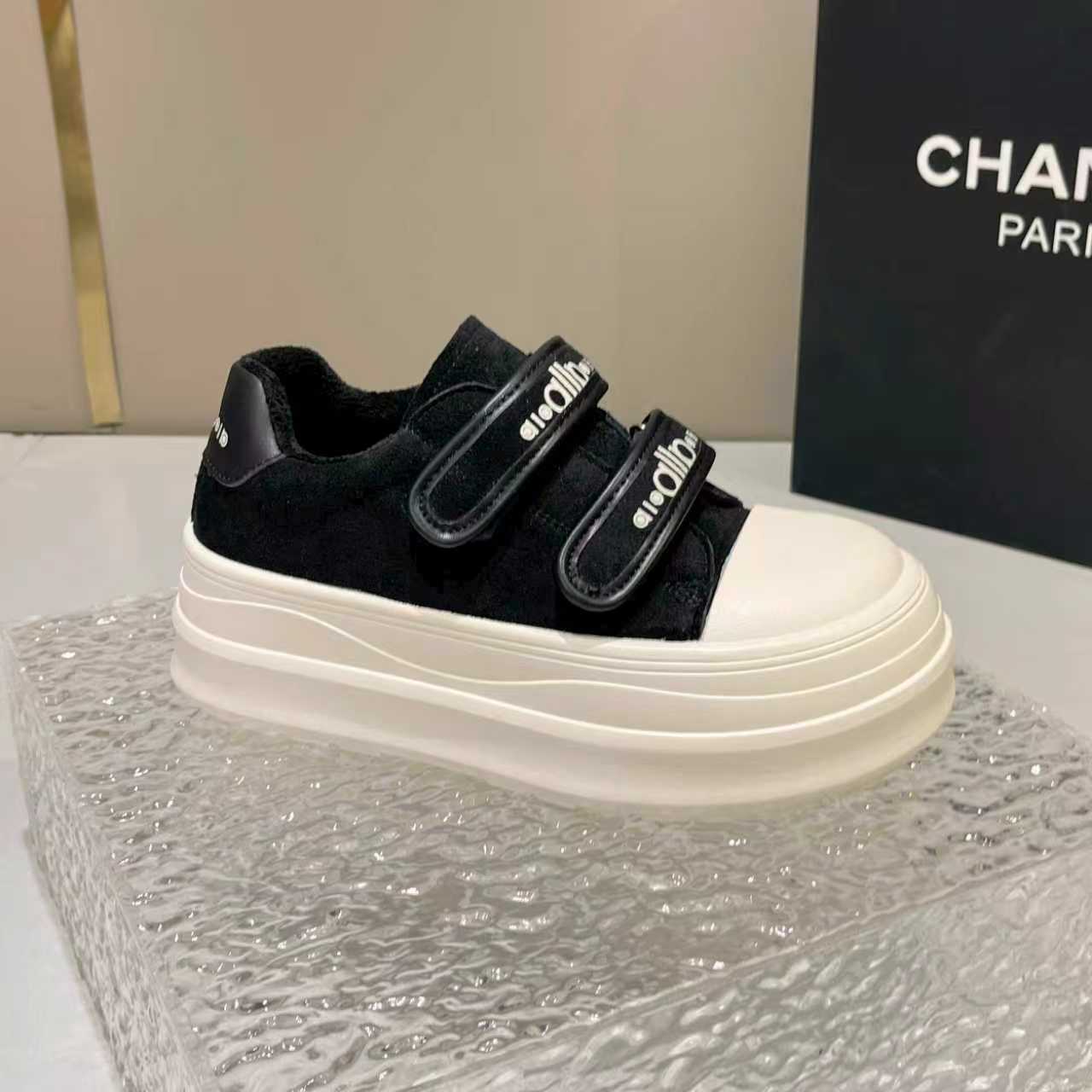 

Velcro casual breathable board shoes women s autumn 2025 new fashion versatile retro platform sports white shoes 35 чёрный