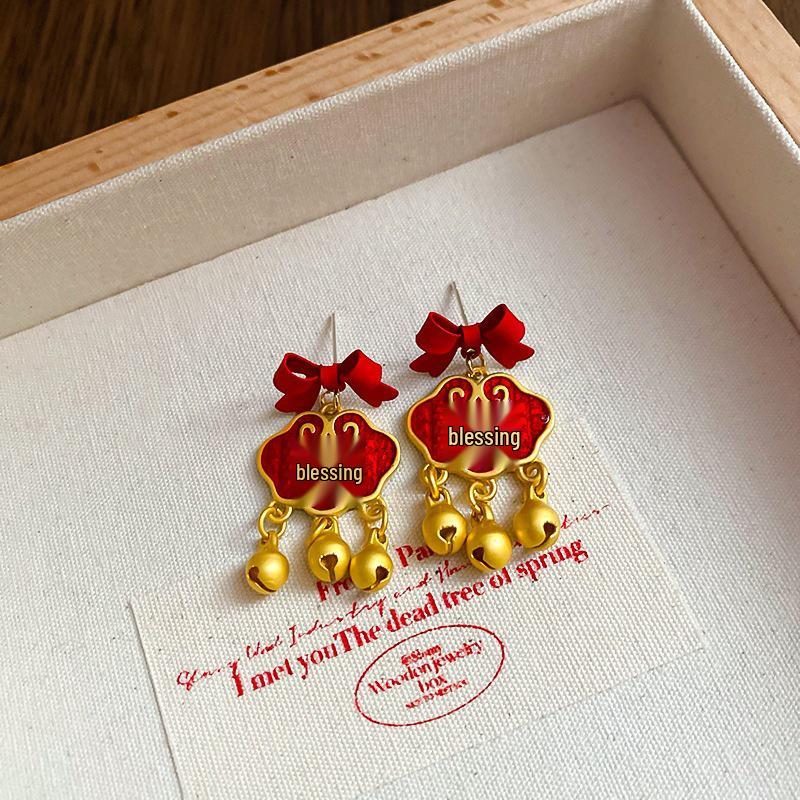 Srebrne Kolczyki Sztyfty z Kroplą Oleju i Czerwoną Perłą - Elegancka i Wszechstronna Biżuteria dla Kobiet