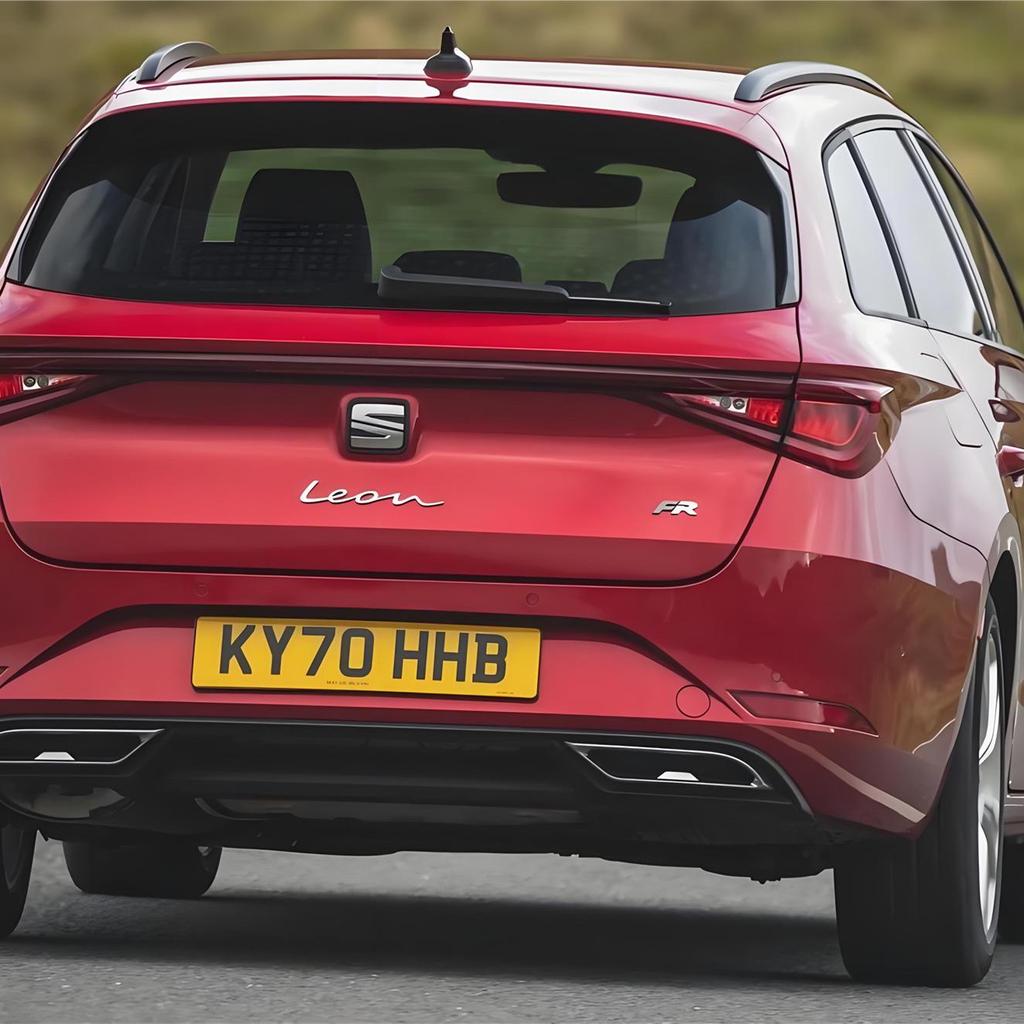 Kompatible Rückleuchtengehäuse für SEAT LEON ST 2019-2020: Transparente Frontplatte mit rotem Gehäuse