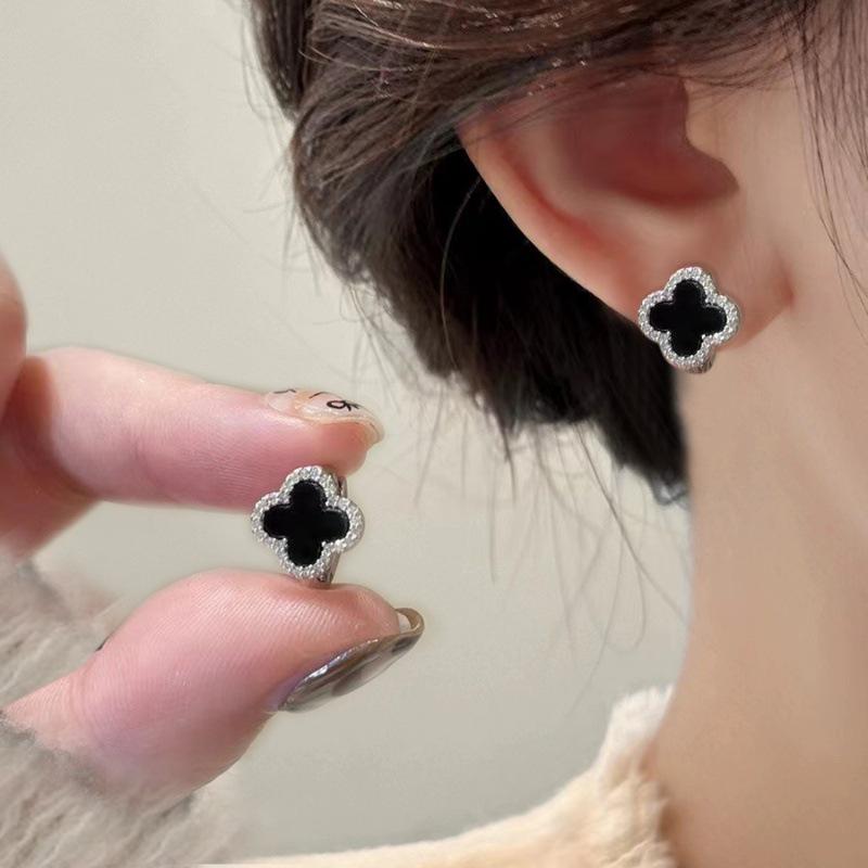 Micro-Paved Zircon Four-Leaf Clover Ear Cuffs: Black Flower Simple Design Stud Earrings with High-End Elegance