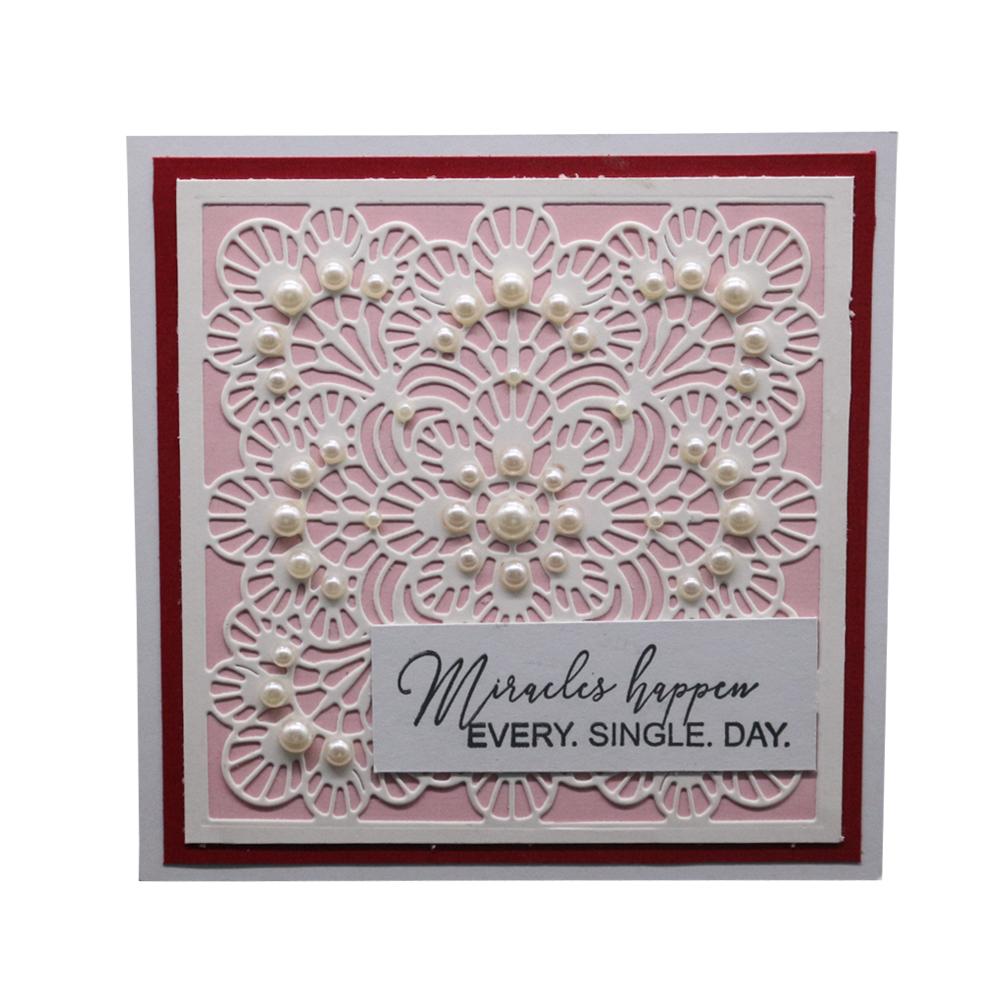 Quadratischer Hintergrund mit blühenden Blumen, silberne Metallschablone, Präge- und Stanzformen für die Herstellung von DIY-Scrapbooking-Papieralben und Karten
