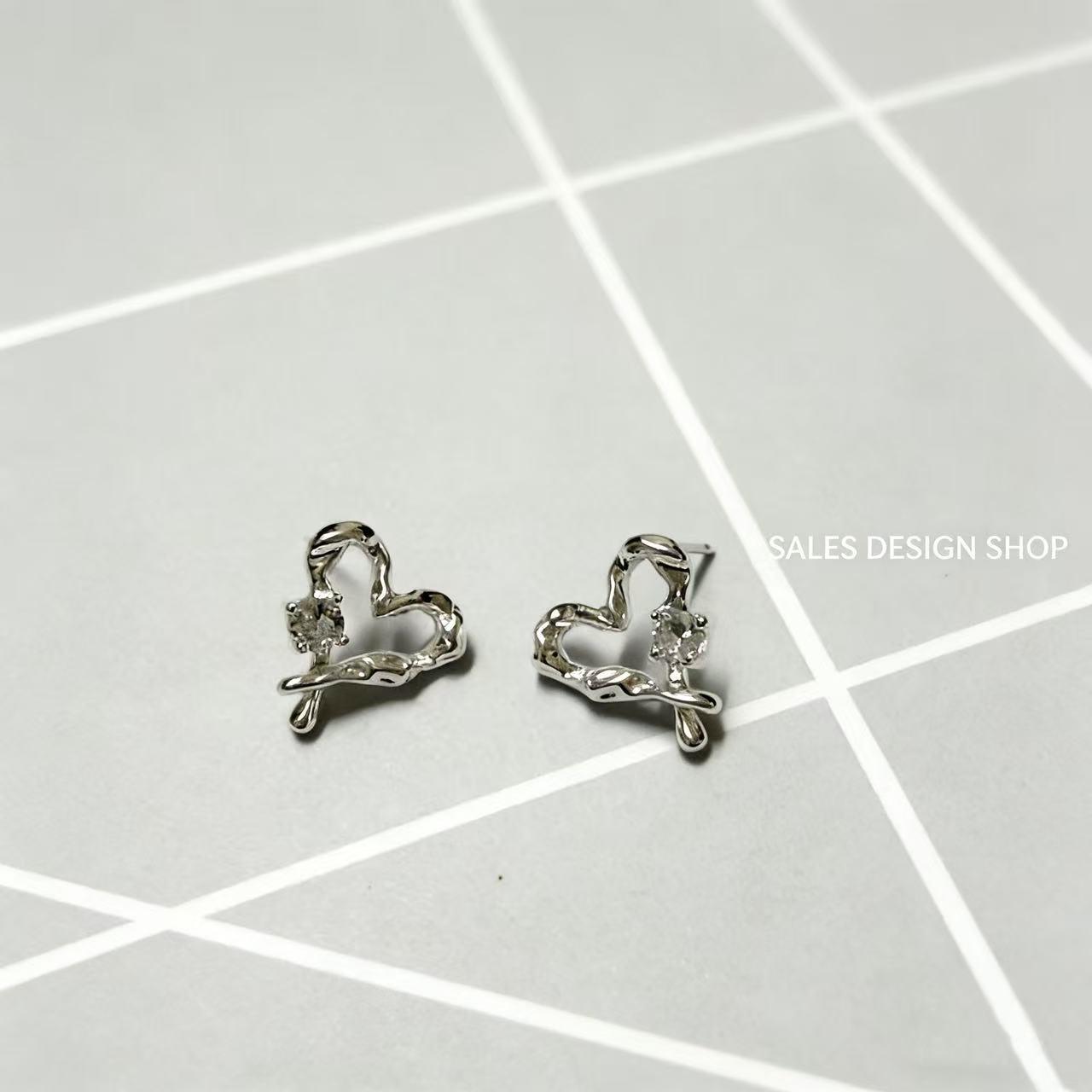 Korean Zirconia Heart Stud Earrings: Light Luxury, Fashionable, Versatile.
