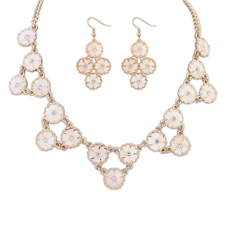 

Модные бренды, комплекты украшений из разноцветных драгоценных камней, преувеличенные женские аксессуары в стиле ретро