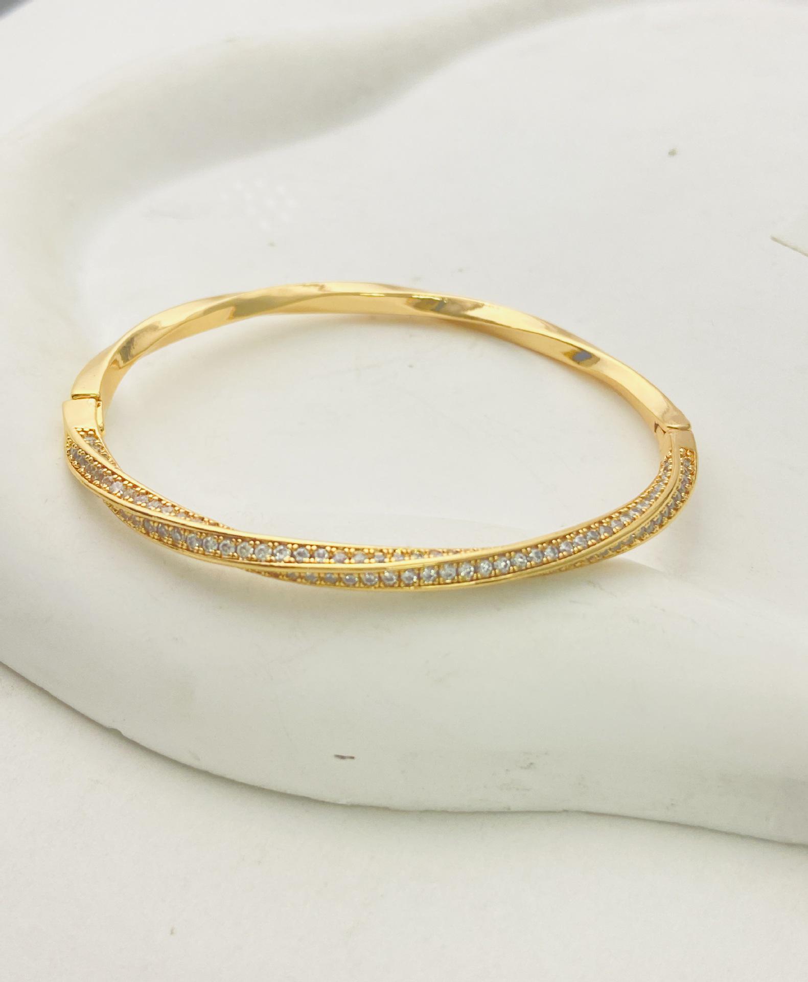 Элегантный браслет Мёбиуса: Звездное Небо Твист с Полным Алмазным Дизайном