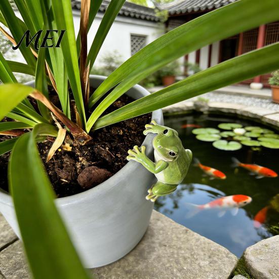 Pastoral Style Patio Ornament Planter Climber Frog Statue, Realistic Resin Animal Ornament, Waterproof Weather Resistant Garden Art Figurine