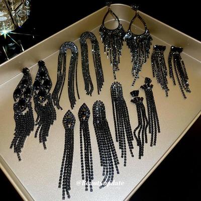 Orecchini Geometrici di Strass con Nappe di Lusso: Elegante, Audace e Accattivante