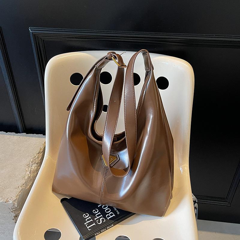 Retro Bag Women's Large-capacity New Versatile Casual Shoulder Messenger Bag Commuter Tote Bag