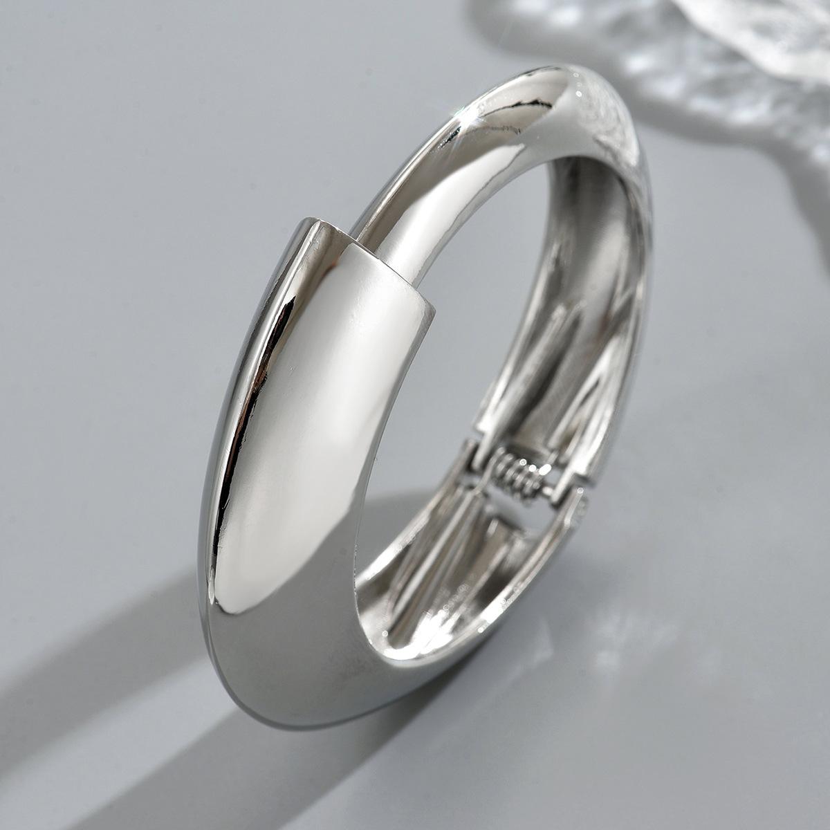 

Популярный браслет, геометричный гладкий дизайн, преувеличенный браслет, нишевые высококлассные открытые украшения