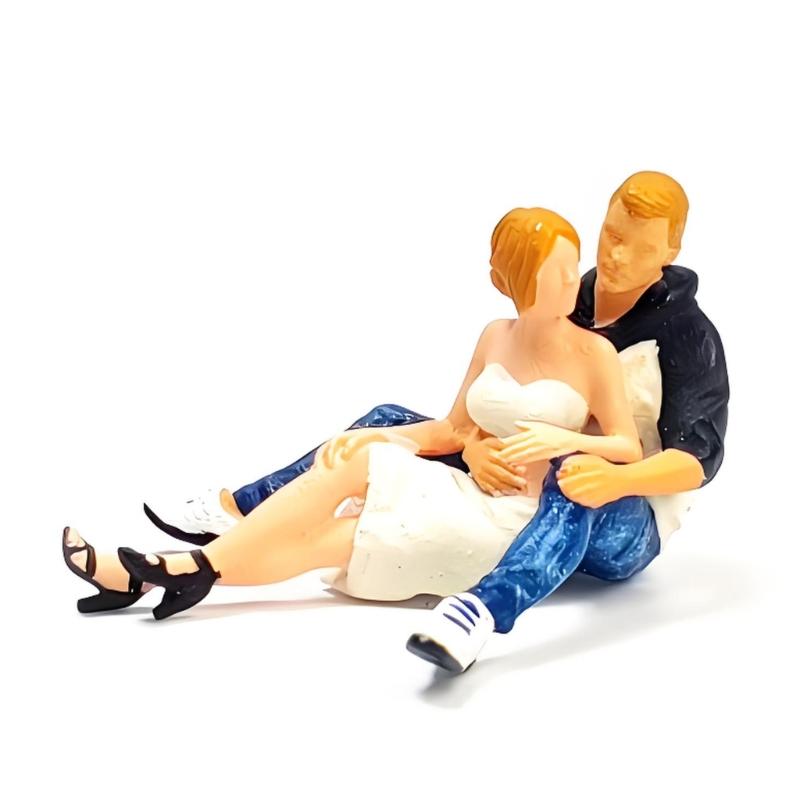1/64 Scale Resin Miniature Couple Figure For Realistic Model Train Architectural Scene Decors And Collectible Display
