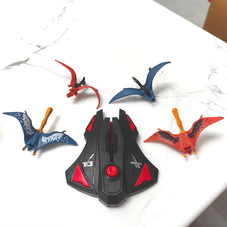 Svart flygande leksak 1 st utskjutare + 4 st dinosaurie enkel utskjutare Leksak lämplig för utomhusunderhållning Manuell utskjutning