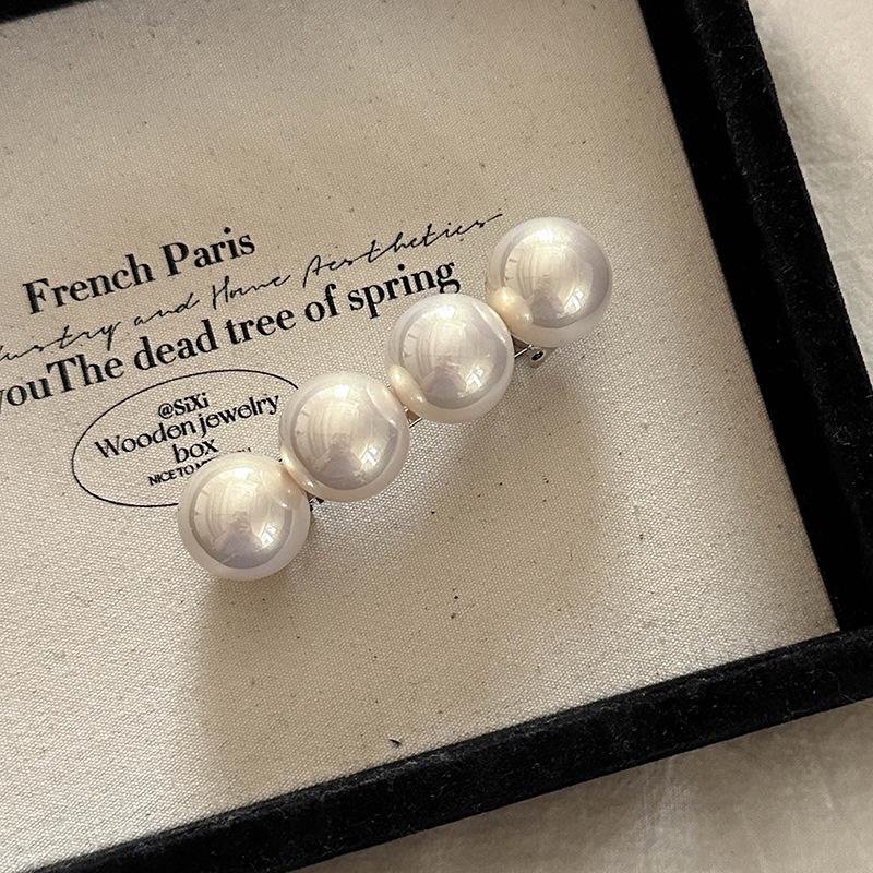 

Элегантная большая жемчужная шпилька: Стильный пружинный зажим и трехмерный боковой зажим