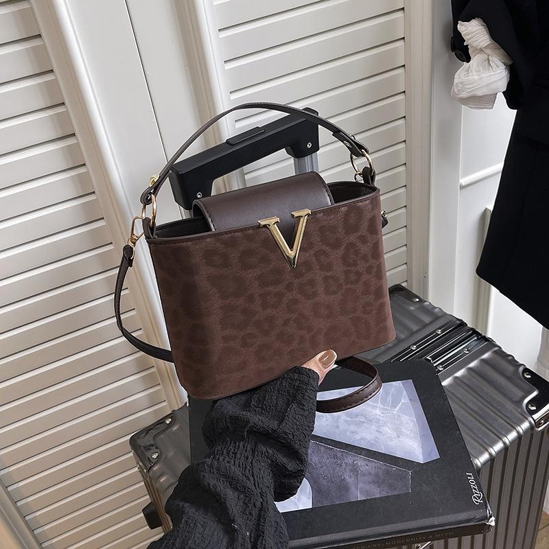 Shoulder bag Fashion handbag Crossbody bag Large capacity casual bag Simple bag Alphabet bag Leopard print bag