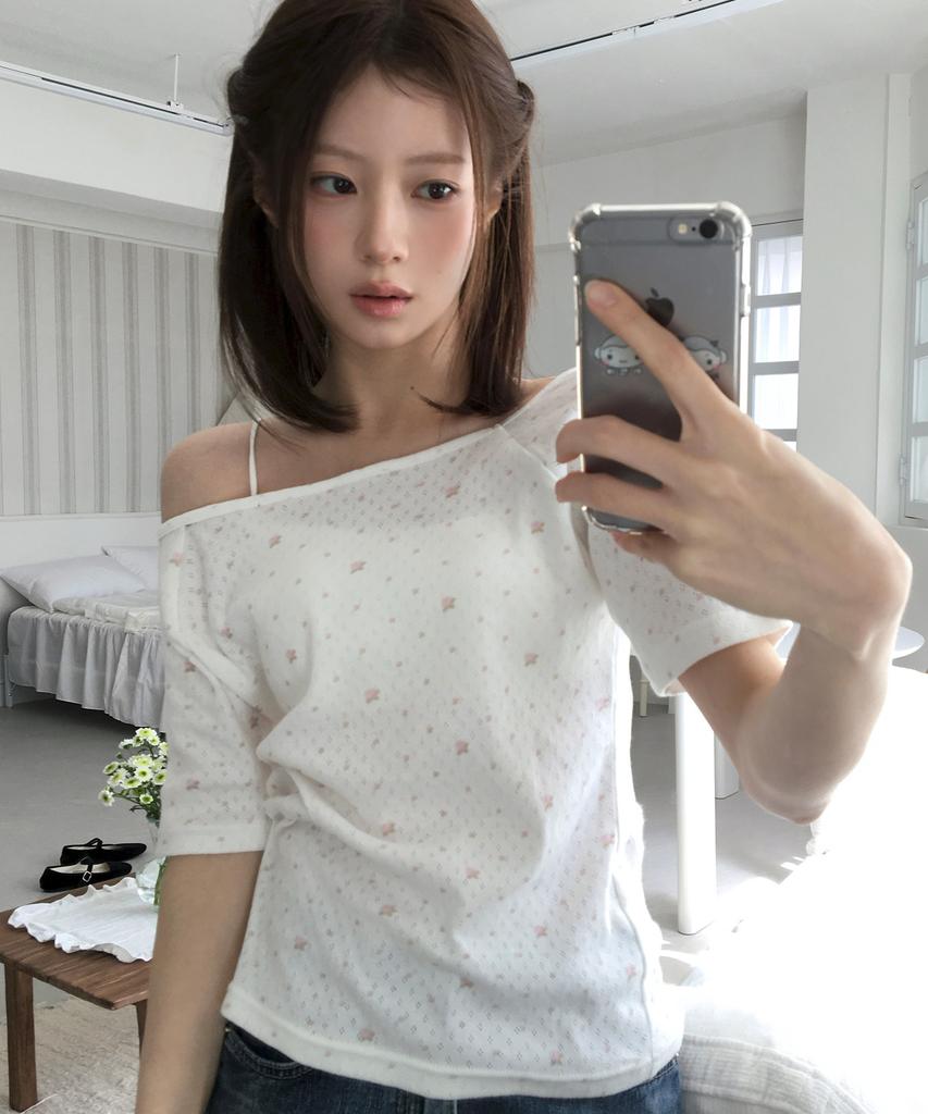 LETTER FROM MOON Letters Semi Off-Shoulder Sleeveless T-Shirt (Flower Ivory)