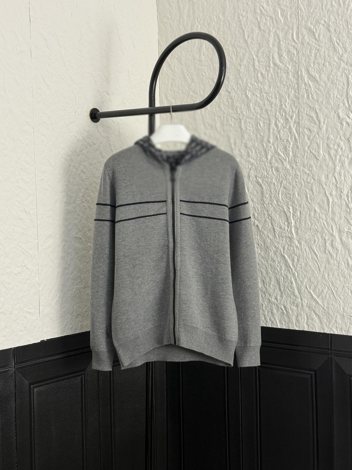 

High-Quality Reversible Long Sleeve Hooded Cashmere Knit Cardigan Large
