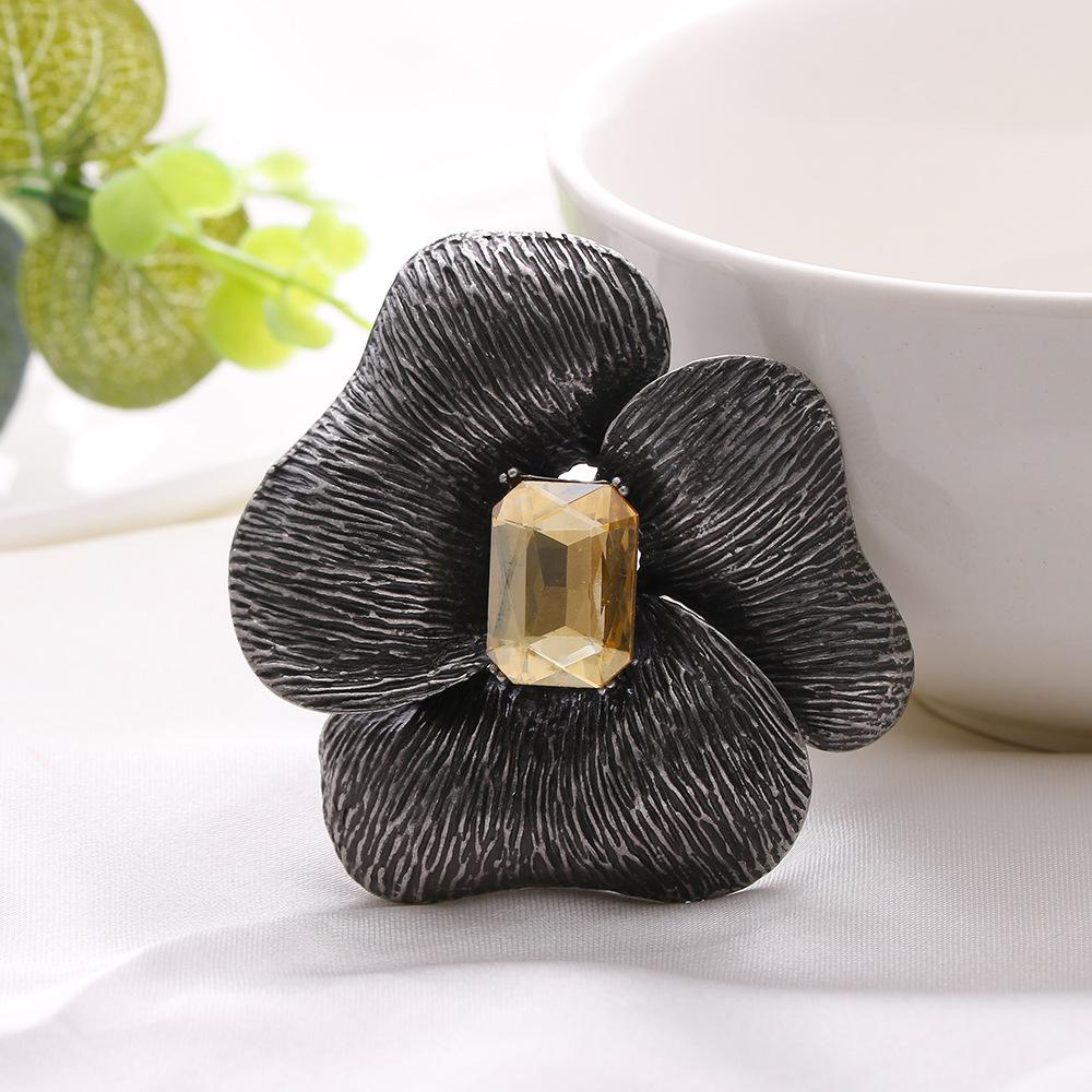 Hot Brooch Premium Light Luxury Clothing Accessories Pin Jewelry Flower Brooch Enamel Placket