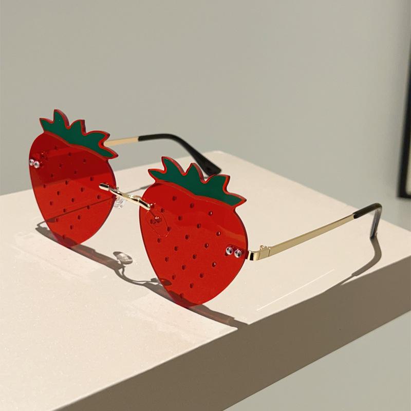 y2k Pink Cute Strawberry Sunglasses Women For Men Vintage Punk Sun Glasses Popular Luxury Brand Designer Party Rimless Shades UV