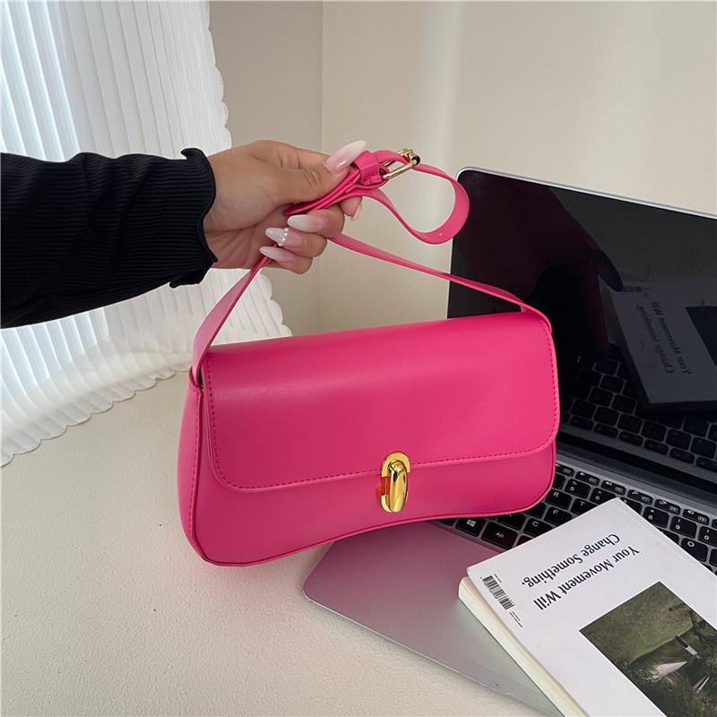 

Ручная сумка-багет женская маленькая квадратная сумка французская индивидуальность трендовая 2025 новая замок модная ретро подмышечная зарубежный стиль на одно плечо розы красного