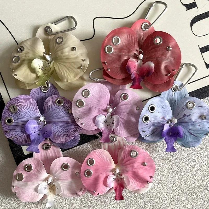 DIY Piercing Simulation Orchidee Schlüsselanhänger Gothic Simulation Dunkler Blumiger Anhänger Extravaganter Taschenanhänger für Rucksack Dekoration Alternative