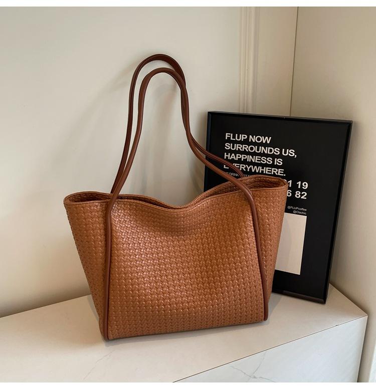 

Новая плетеная сумка-тоут под мышкой большой вместимости женская 2025 простая однотонная в иностранном стиле корейская версия в ленивом стиле сумка на плечо коричневый
