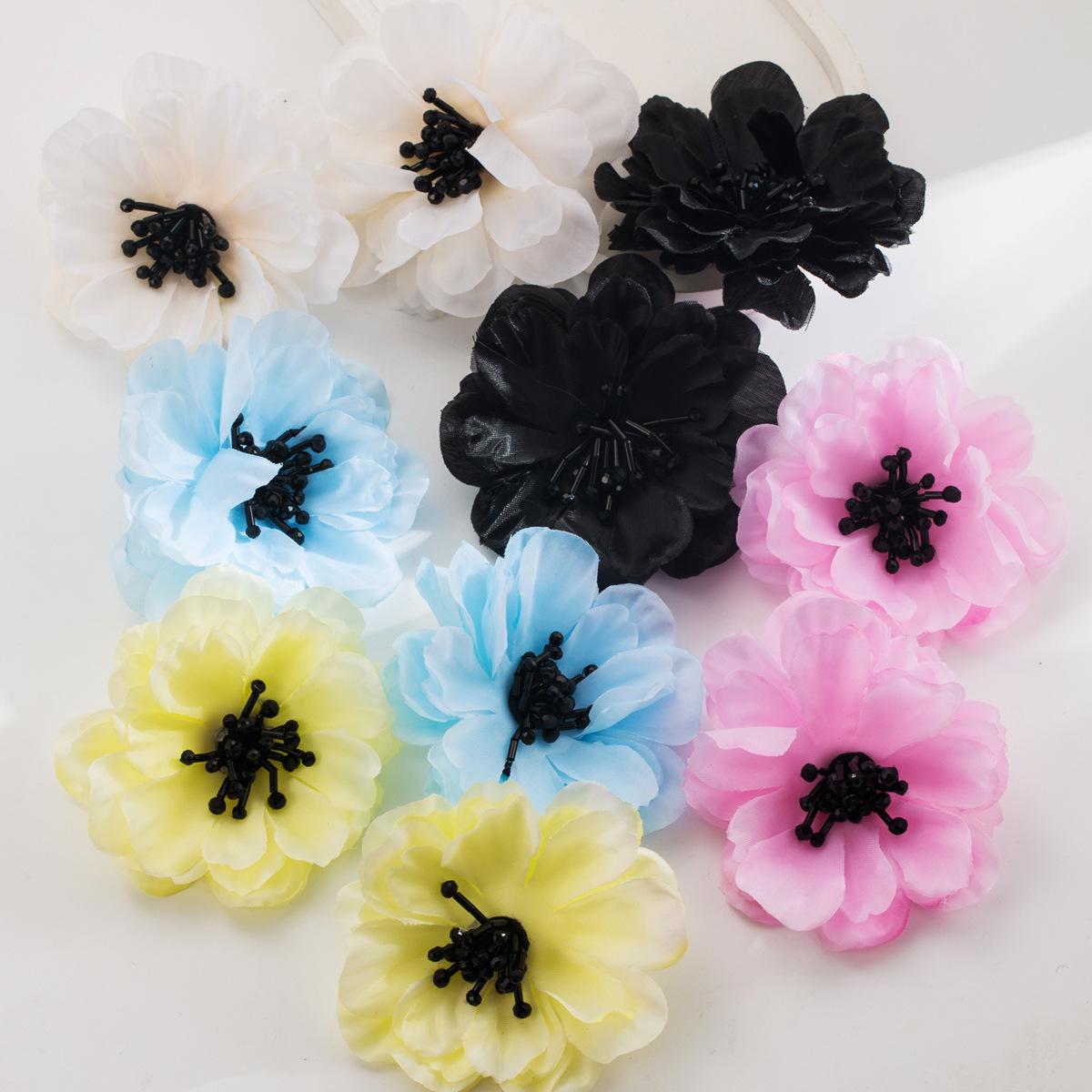 

European and American Style Versatile Fabric 3D Simulated Flower Earrings for Women Vintage Multi-layer Crystal Flower Heart Floral Ear Accessories білий