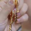 Squisiti Orecchini Pendenti Medi con Nappa di Strass Viola - Trendy, Clip per Orecchie Snellenti con un Fascino Fresco e alla Moda.