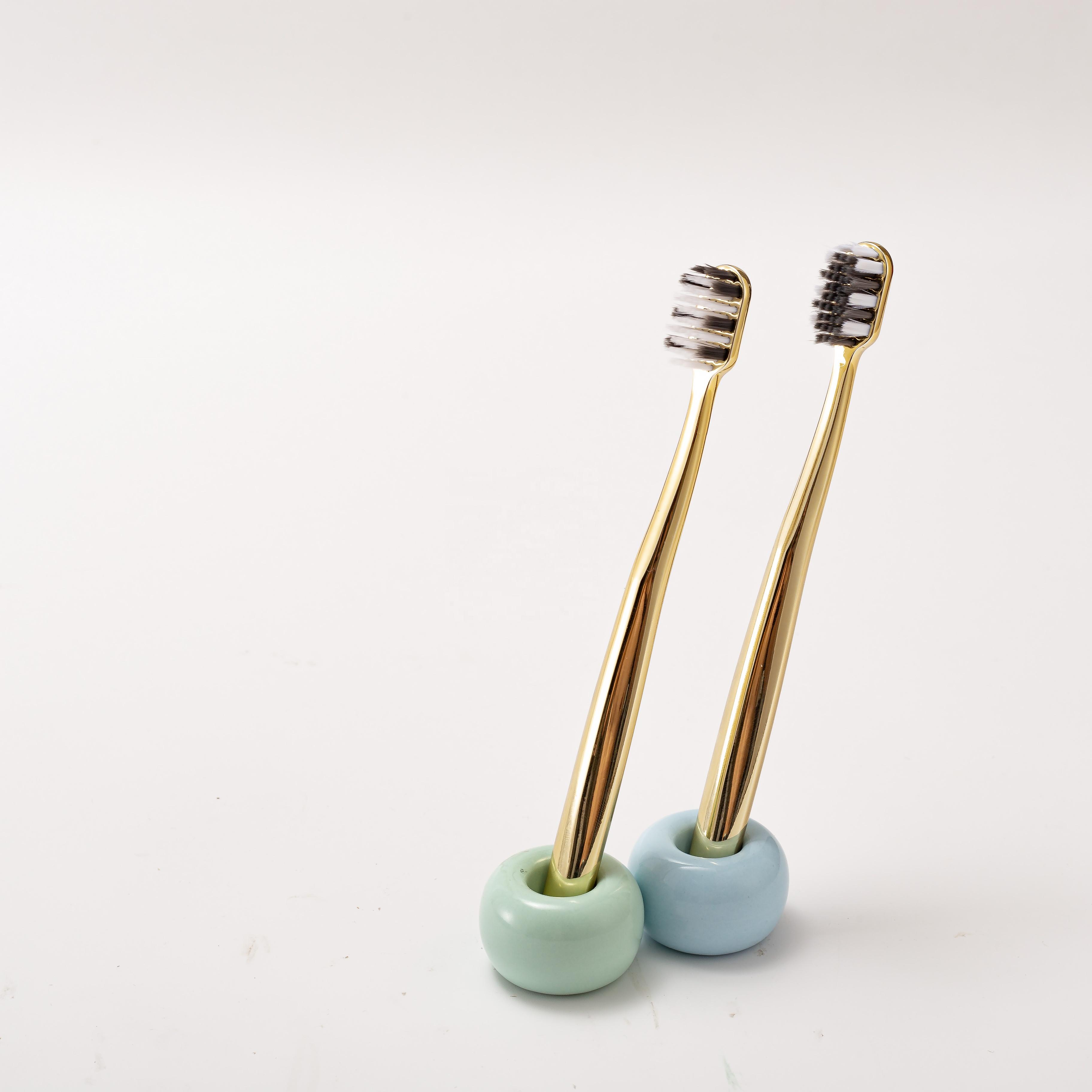 OEM/ODM Soft Bristle Plastic Handle Flat Gold Toothbrush with Stand for Home Use белый