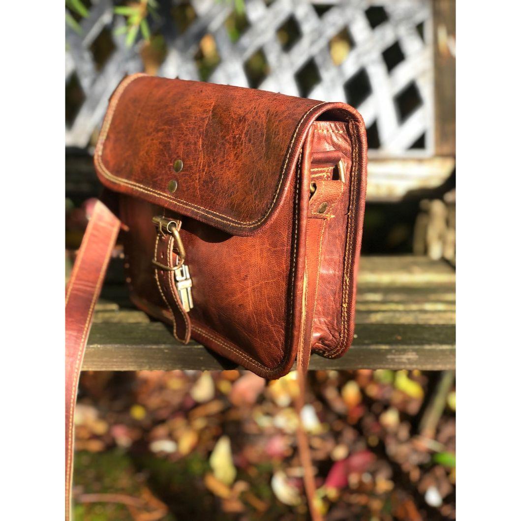 Маленькая коричневая кожаная сумка-почтальонка — фото 2