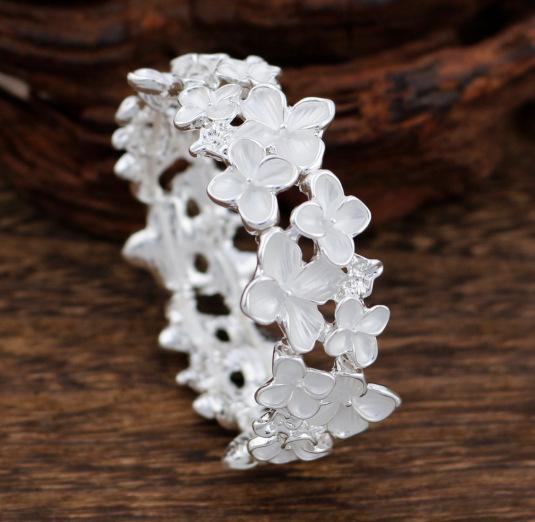 Enamel Hollow Cherry Blossom Elastic Bracelet with High-end Feel, Ladies' Valentine's Day Rose Bracelet