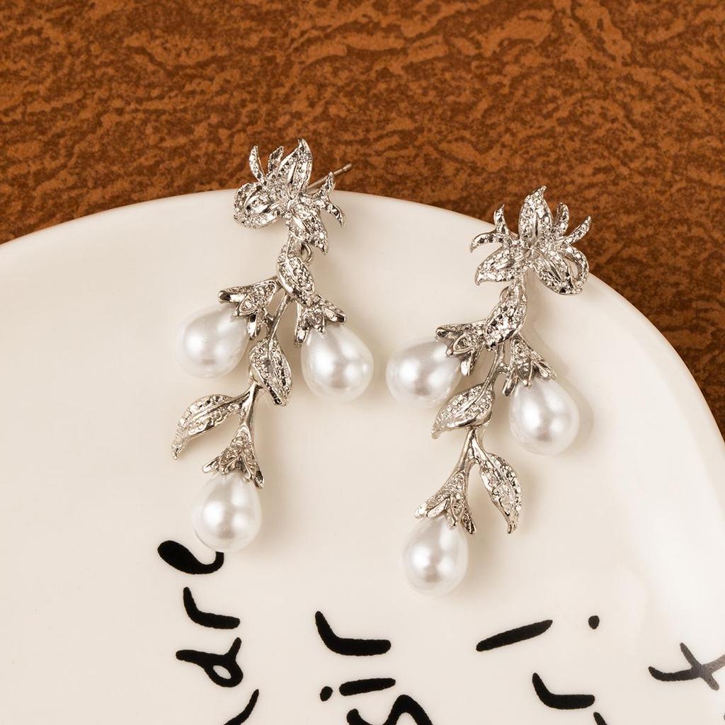 High-End Silver Needle French Pearl Flower Drop Earrings with Fashionable Leaf Design